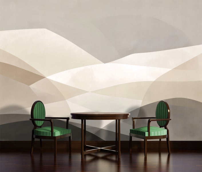 Szene mit einem runden Tisch und zwei Stühlen vor einer gemusterten Wand