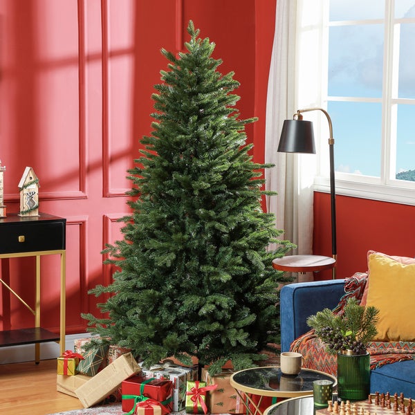 Künstlicher Weihnachtsbaum in einem weihnachtlich dekorierten Wohnzimmer mit Geschenken und Interieur.