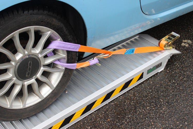Trutzholm Auffahrrampe aus Aluminium mit Radsicherung zur Fixierung eines Fahrzeugs auf der Rampe.
