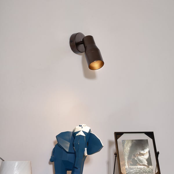 Braunfarbene Wandleuchte mit verstellbarem Spot
