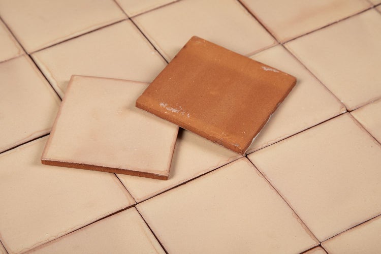 Quadratische Fliesen aus Terrakotta