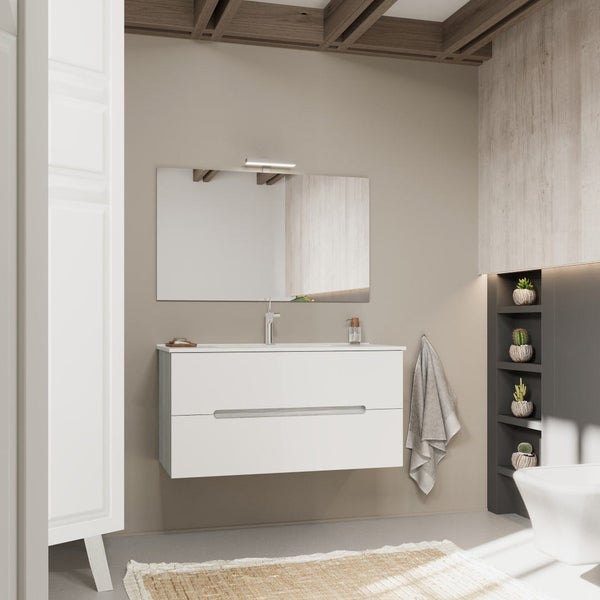 Modernes Badezimmer mit weißem Waschbeckenunterschrank, Wandspiegel mit Beleuchtung und Wandregal mit Pflanzen in einem hellen, eleganten Ambiente.