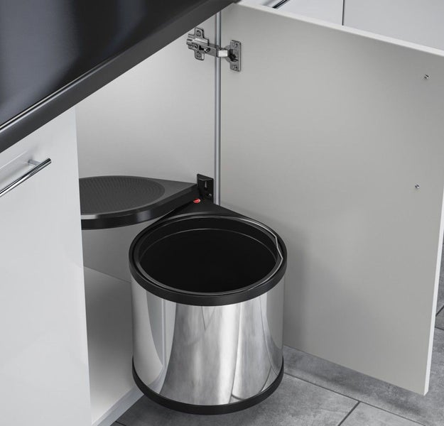 Einbaumülleimer aus Edelstahl mit Schwenkmechanismus montiert in einem Küchenunterschrank mit geöffneter Tür.
