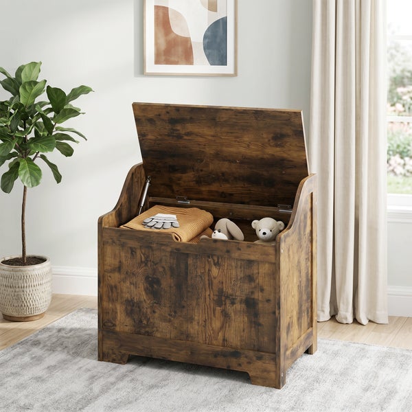 Rustikale Spielzeugkiste aus Holz mit aufklappbarem Deckel, gefüllt mit Spielzeug, platziert in einem hellen, wohnlich eingerichteten Zimmer.