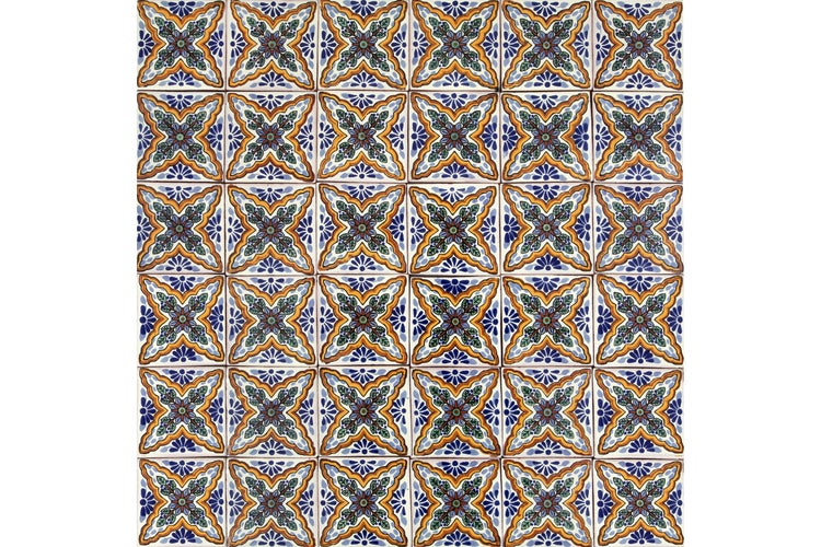 Badezimmerunterschrank mit offener Schublade und Handtüchern auf einem Marmortablett mit Dekoration