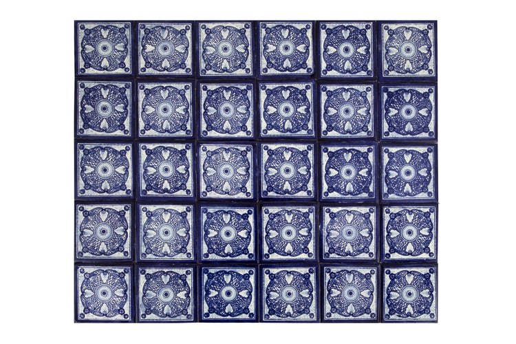 Anordnung von blauen Keramikfliesen mit Blumenmuster