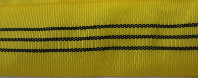 Strukturiertes Gewebeband eines Hebegurts mit drei durchlaufenden Streifen zur Lastkennzeichnung