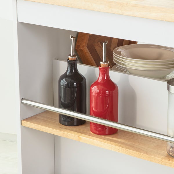 Detailansicht eines Küchenwagens mit Essig- und Ölflaschen