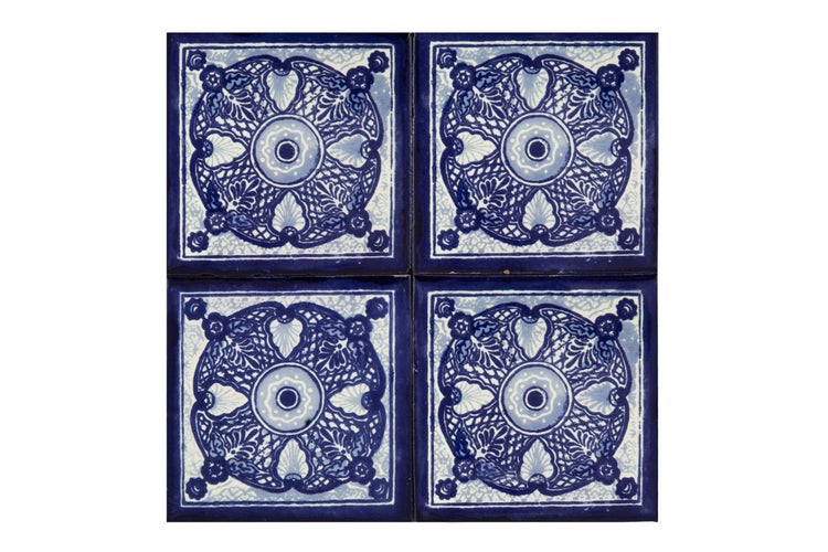 Vier verzierte Fliesen mit floralem Muster