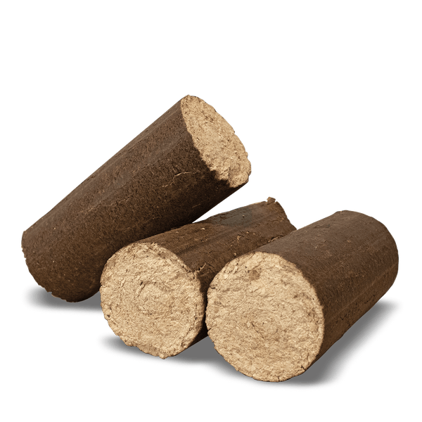 Drei zylindrische Holzbriketts aus gepressten Holzfasern für Kamine und Öfen.