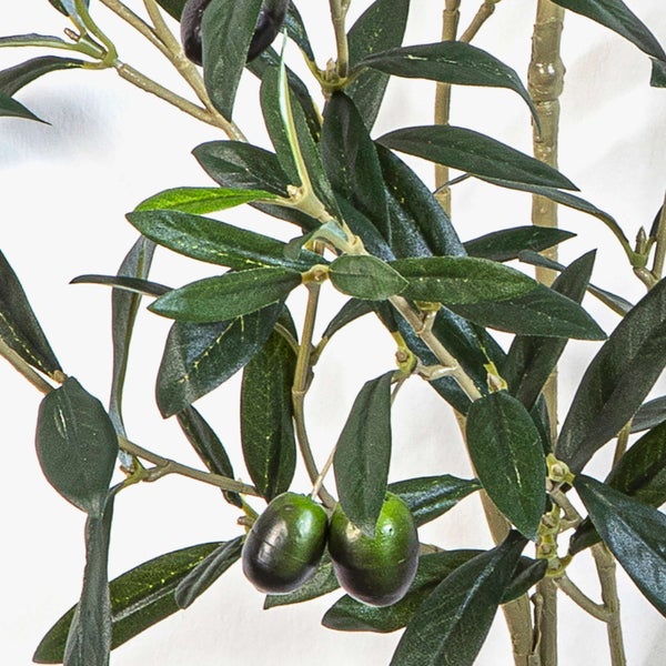 Künstlicher Olivenzweig mit grünen Blättern und Oliven.