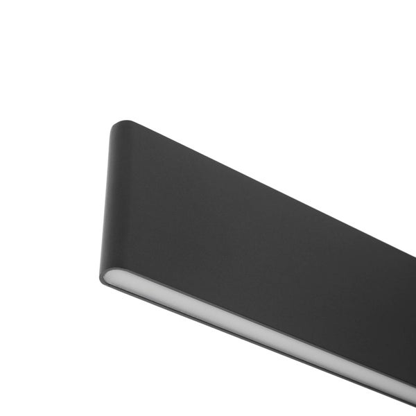 Schwarze schlanke rechteckige Wandleuchte mit weißem Lichtaustritt an der Unterseite.
