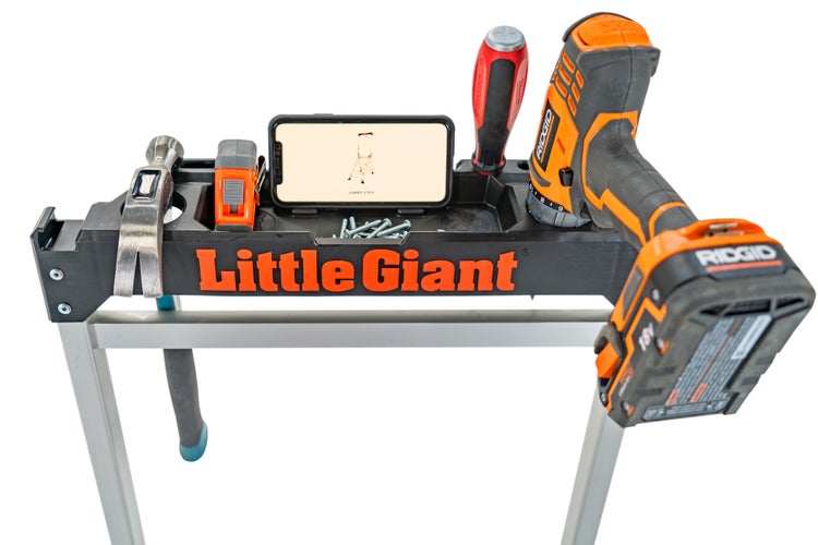 Little Giant Werkzeugablage fuer Leitern mit Ablagefach fuer Smartphone und Werkzeuge wie Hammer und Akkuschrauber.