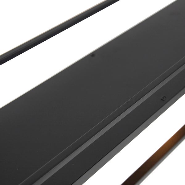 Detailansicht eines schwarzen Metallregals