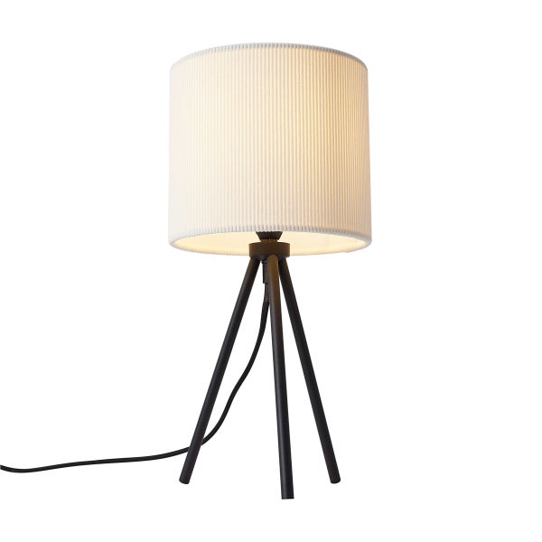 Tischleuchte mit hellem Textilschirm in Riffeloptik und schwarzem Dreibeingestell aus Metall.