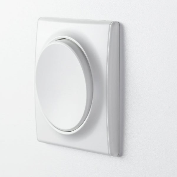 Ein Unterputz Drehdimmer mit quadratischer Abdeckung montiert an einer Wand.
