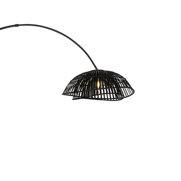 Schwarze Stehlampe mit Lampenschirm aus Rattan
