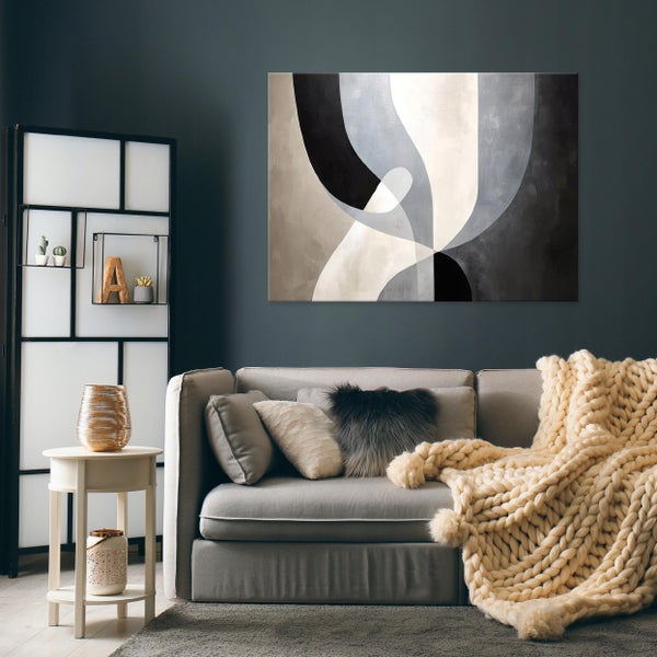 Wohnzimmer mit grauem Sofa, abstrakter Kunst und dekorativen Elementen für ein stilvolles Ambiente.