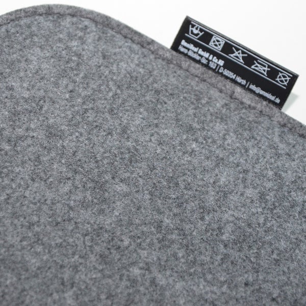 Detailansicht eines Filz Untersetzers mit Pflegehinweisen auf dem Textiletikett.