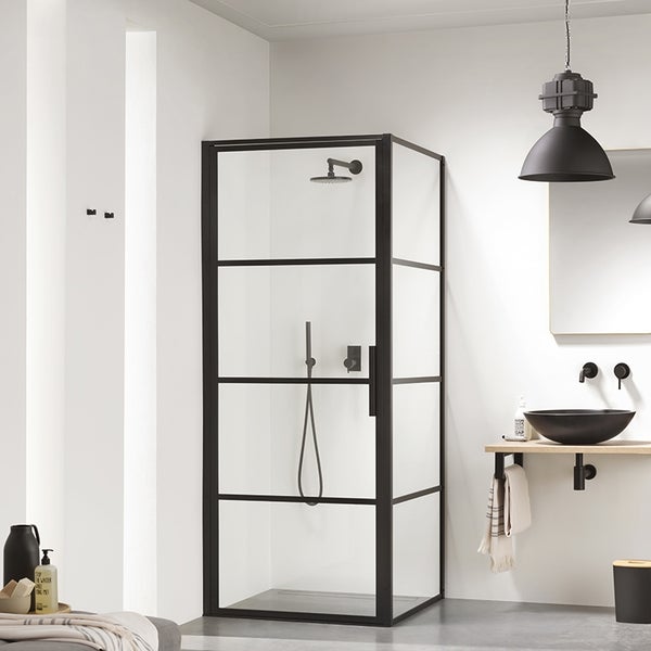 Badezimmer mit Duschkabine mit Rahmen, Waschbecken und Beleuchtung