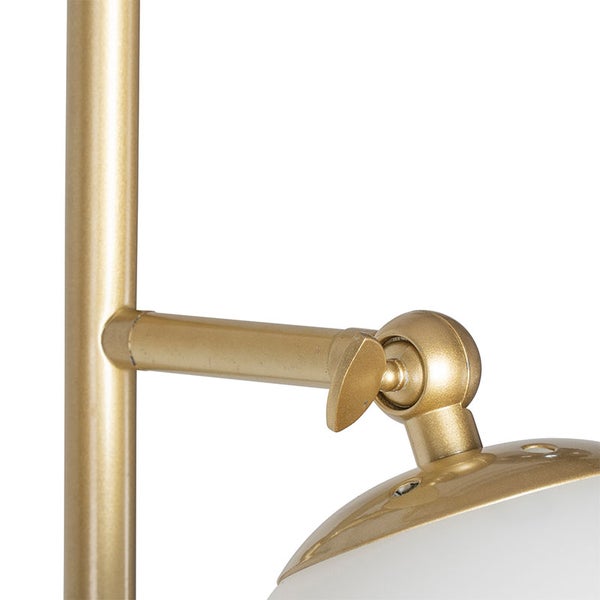 Detailaufnahme einer goldenen Stehlampe mit verstellbarem Arm