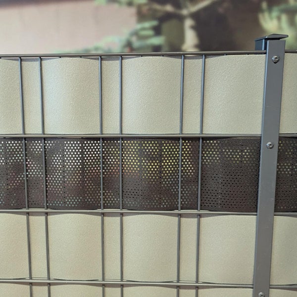 Detailansicht eines Zaunelements mit Sichtschutzstreifen und Metalleinsatz