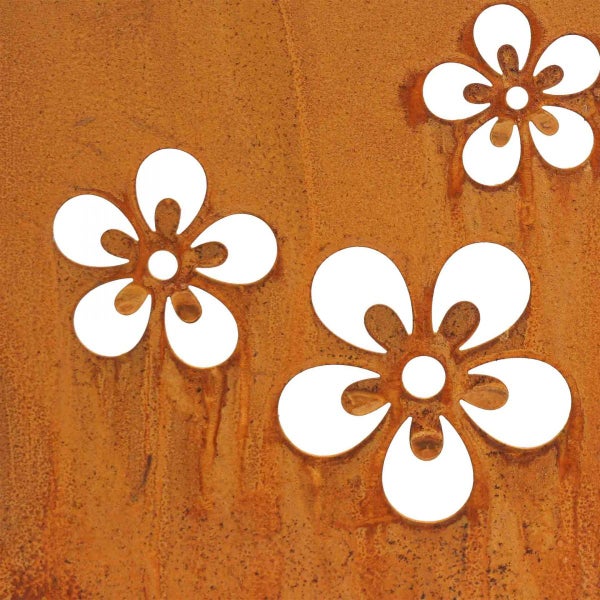 Metallplatte mit ausgestanzten Blumenmuster