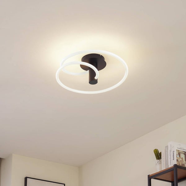 Moderne LED-Deckenleuchte mit zwei ineinander verschlungenen Leuchtringen und schwarzem Metallsockel.