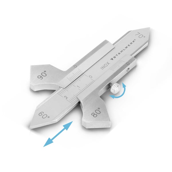 Sieben schmale Mittelmeer-Zypressen in orangefarbenen Pflanztöpfen auf einem Metallregal im Außenbereich einer Gärtnerei.