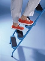 Person steigt auf eine blaue Trittleiter mit drei Stufen