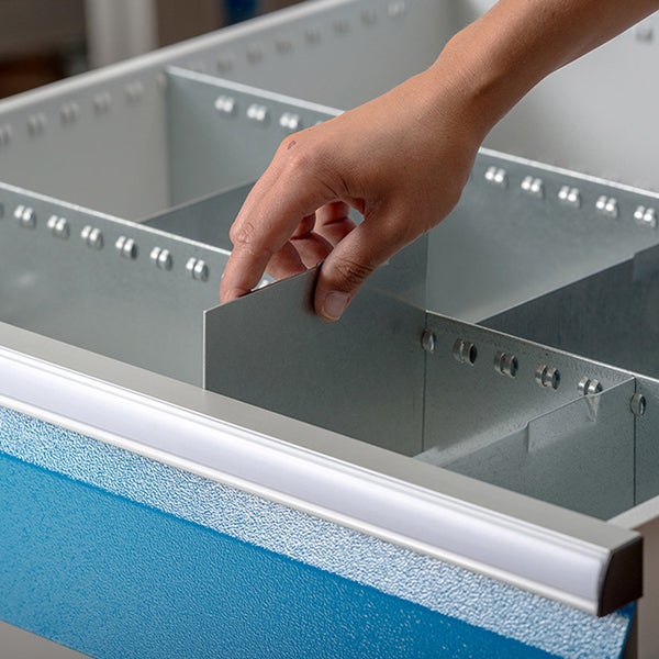 Regaleinsatz aus Metall wird in ein Regal eingesetzt