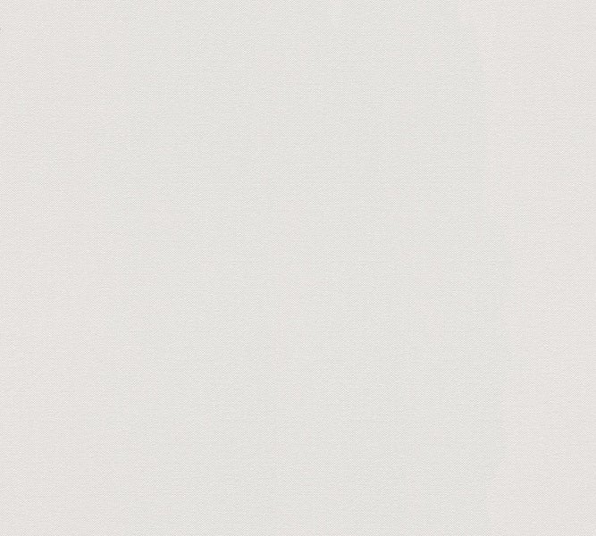 Dekorative Szene mit Kissen, Behälter, Holzbuchstabe und Kerzen auf einem weißen Regal