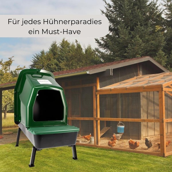 Wohnzimmer mit Blättermuster-Tapete, Kommode und Sessel