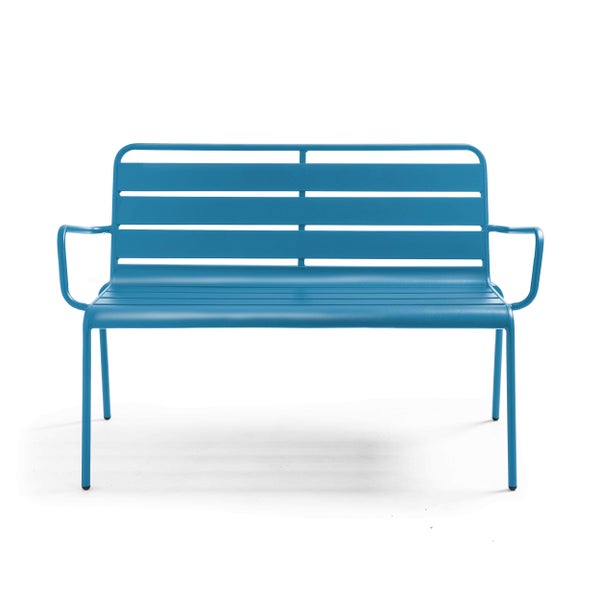 Blaue Gartenbank aus Metall mit Rückenlehne und Armlehnen im Lattendesign.