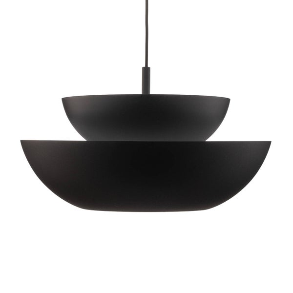 Schwarze Pendelleuchte mit zwei übereinander liegenden Metallschirmen in Schalenform.