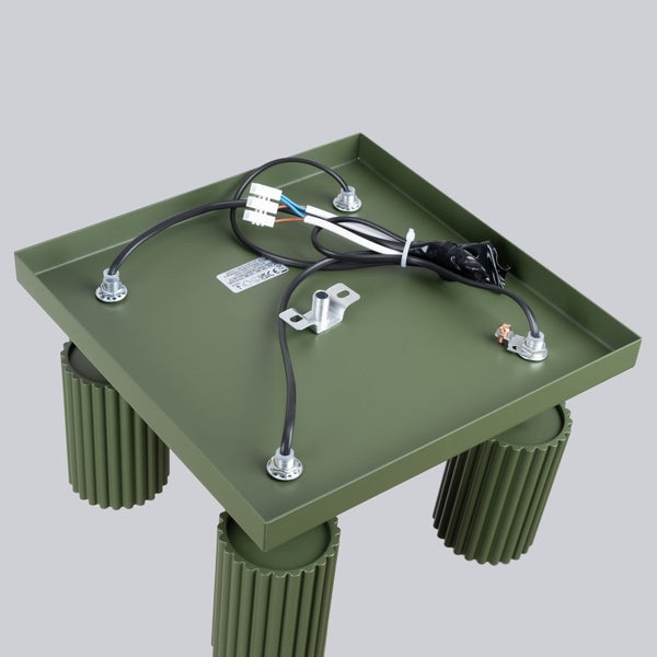 Detailansicht Deckenleuchte mit Montageplatte und Kabelanschlüssen