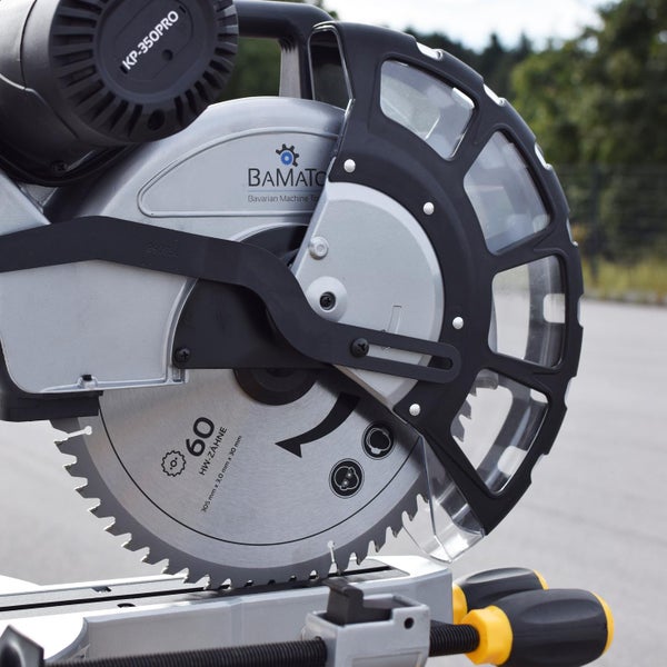 BAMATO Kapp- und Gehrungssäge mit Sägeblatt und Schutzvorrichtung.