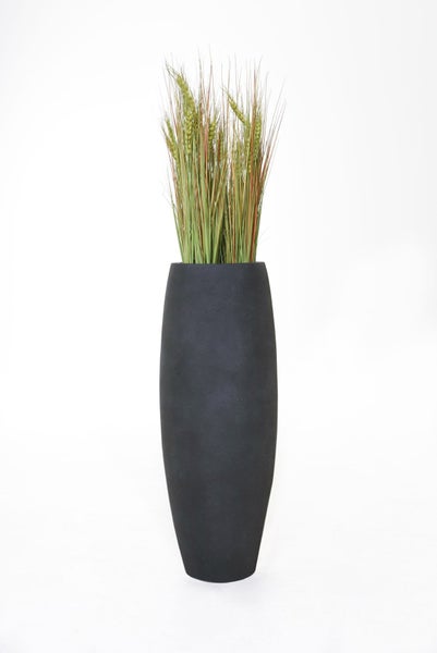 Hoher schwarzer Pflanzkübel mit künstlichem Gras und Getreideähren.