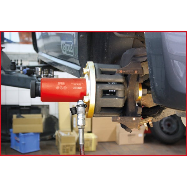 Hydraulischer Bremsenkolbenrücksteller von KSTOOLS im Einsatz an einem Fahrzeug.