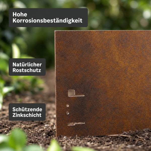 Quadratisches Blech aus Cortenstahl mit Rostpatina und Aussparungen im Garten als Dekorationselement mit Hinweisen zur Witterungsbeständigkeit.