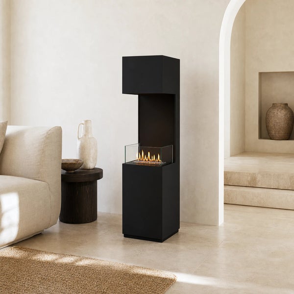Freistehender Bioethanol Kamin mit schwarzem Gehäuse und Glasscheiben in einem modern gestalteten Wohnzimmer mit hellen Wänden und Rundbogen.