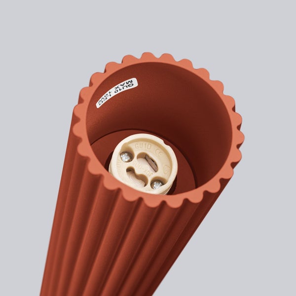 Nahaufnahme einer Terracottafarbenen Lampe mit GU10 Fassung