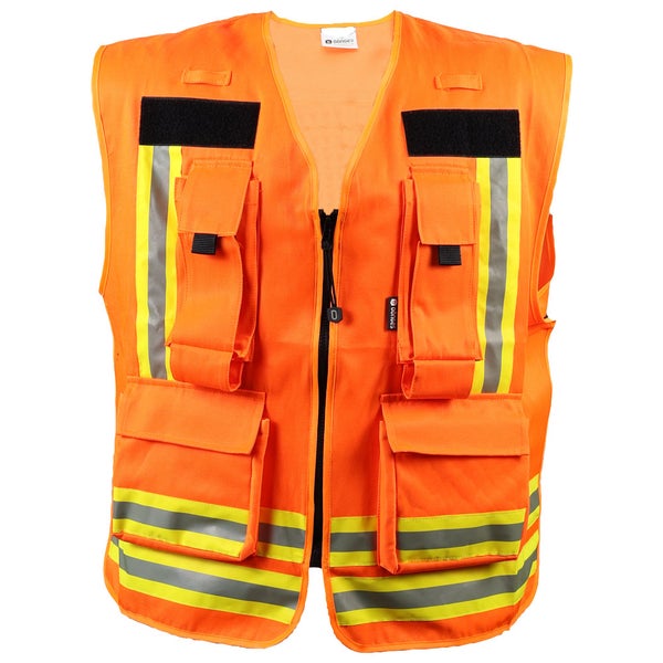Orangefarbene Warnweste mit Reißverschluss, Brusttaschen, Fronttaschen und horizontalen sowie vertikalen Reflexstreifen.