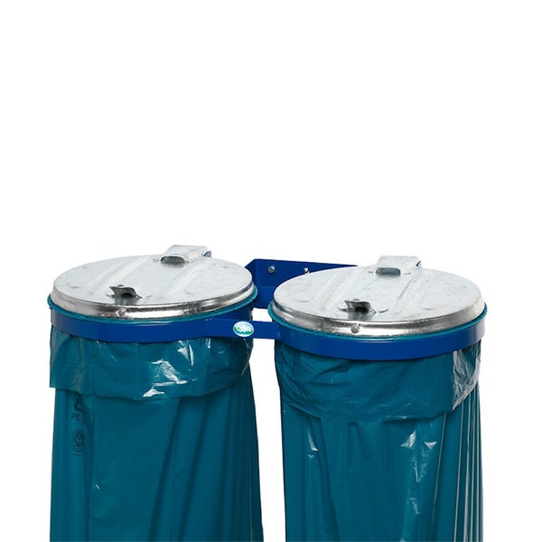 VAR zweifacher Müllsackhalter für die Wandmontage mit verzinkten Deckeln, blauem Rahmen und blauen Müllsäcken. VAR Logo.