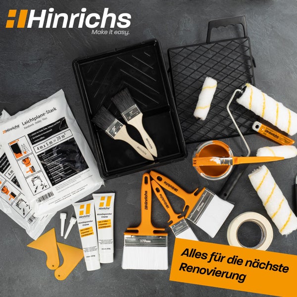 Hinrichs Logo über einem Renovierungsset mit Pinseln, Farbrollen, einer Farbwanne, Abdeckplane, Wandreparaturcreme, Spachtel und Malerkrepp.