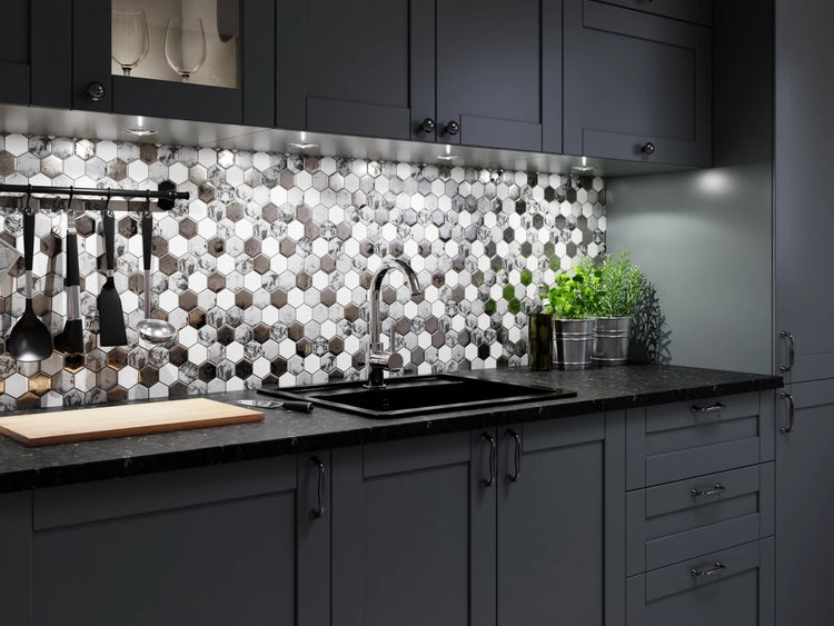 Moderne dunkle Küche mit Sechseckfliesen-Rückwand, schwarzem Spülbecken, Chromarmatur und grauen Schränken mit Rahmenfronten.