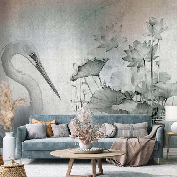 Wohnzimmer mit Sofa, Tisch und Wandbild mit Reiher- und Lotusblumenmotiv