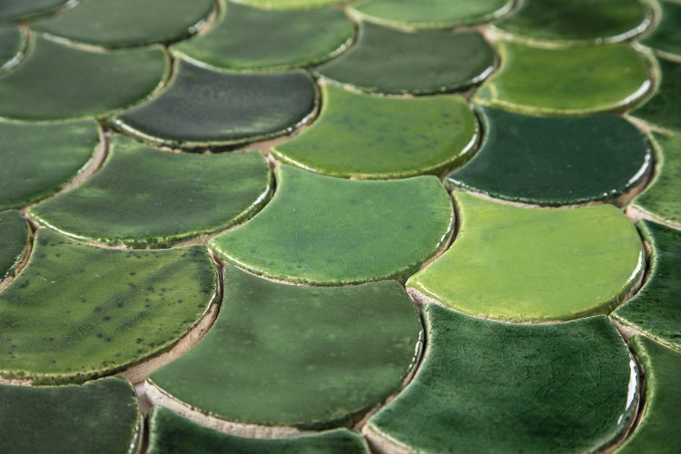 Nahaufnahme von grünen Mosaikfliesen in Fächerform