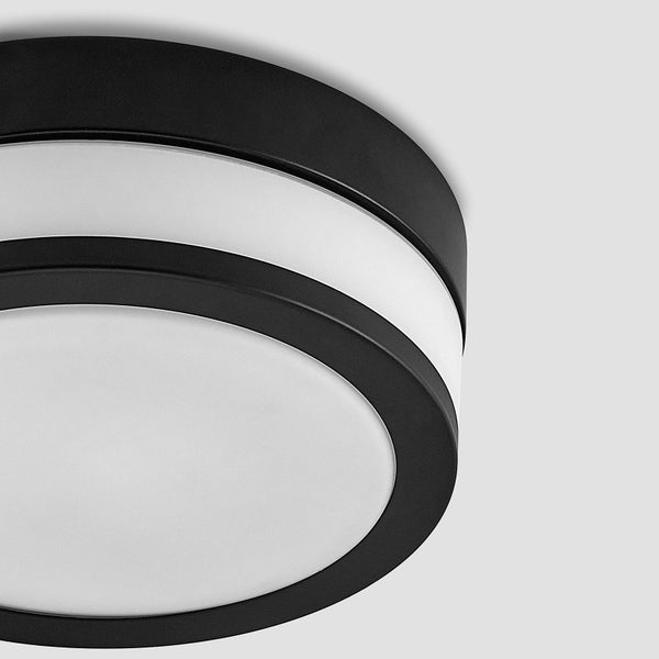 Detailansicht einer runden Deckenleuchte mit schwarzem Rand und weißem Diffusor