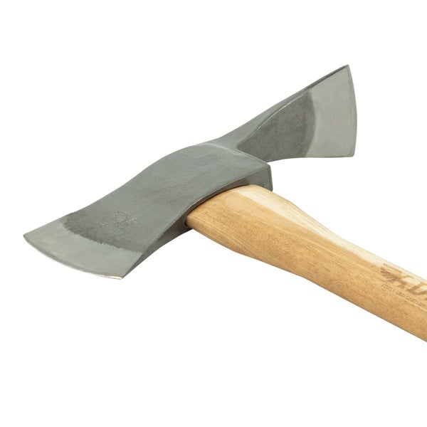 Eine Ochsenkopf Forsthacke mit Stahlkopf und Holzstiel für Forstarbeiten.